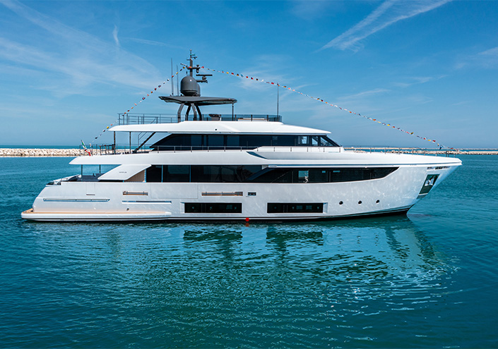 Custom Line festeggia il varo del ventisettesimo superyacht Navetta 33.<br />
 