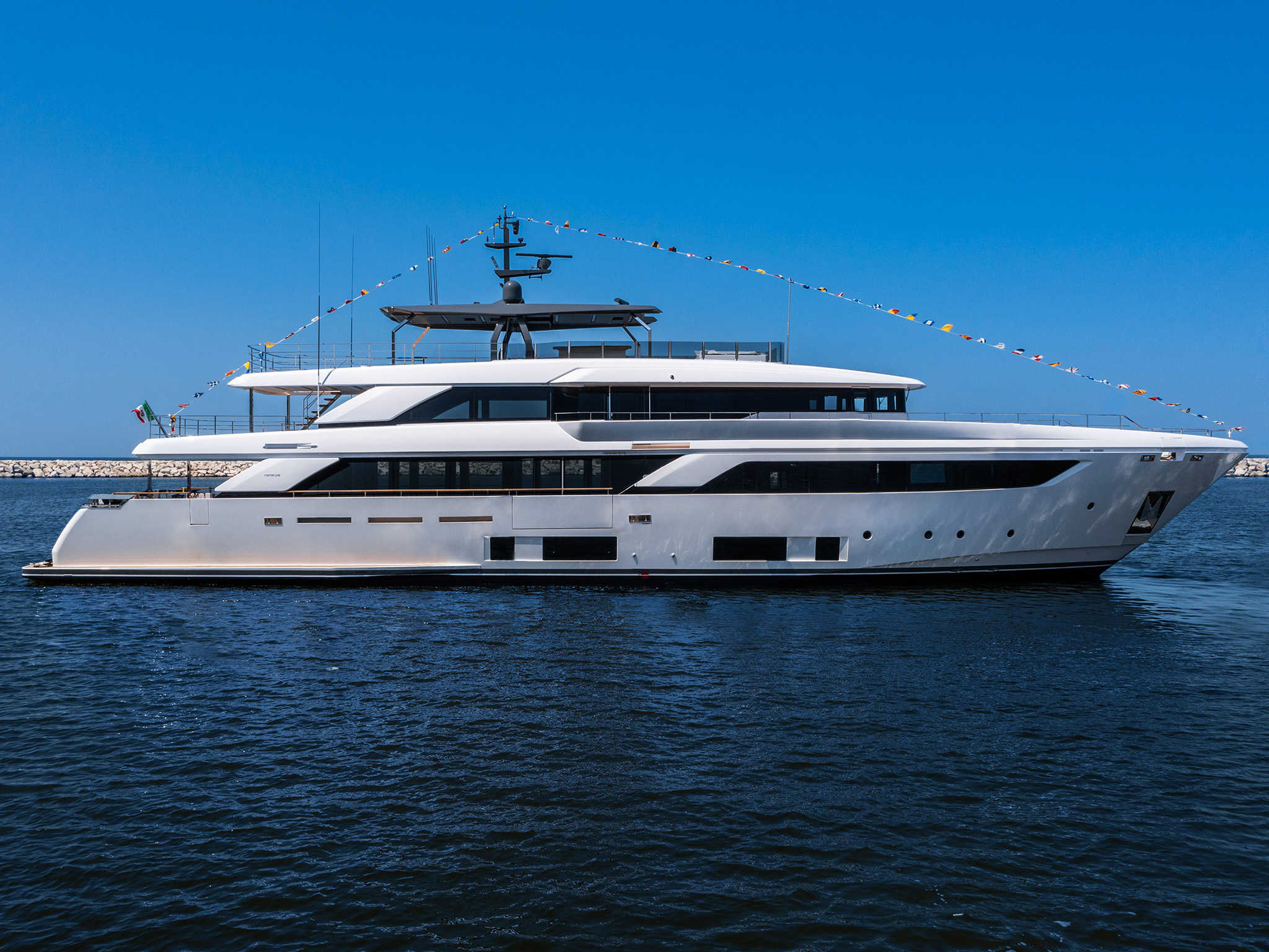 Die Zehnte Custom Line Navetta 42 erobert das Meer mit Ihrer Dynamik und Schönheit.<br />
 