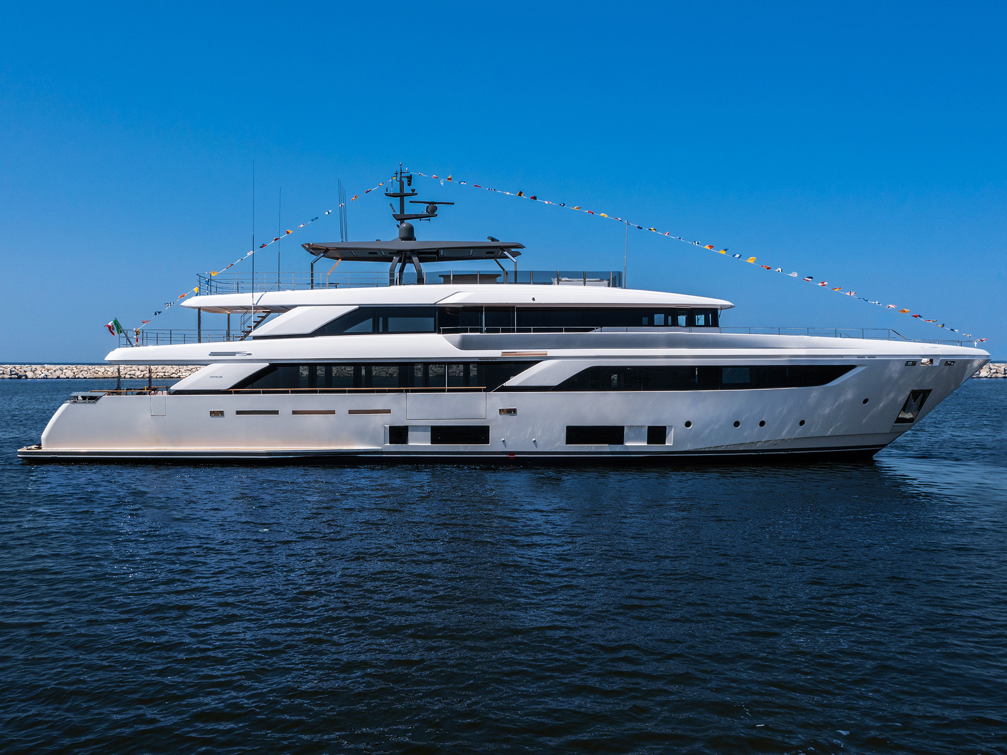 Le dixième Custom Line Navetta 42 conquiert la mer avec fougue et beauté.<br />
 