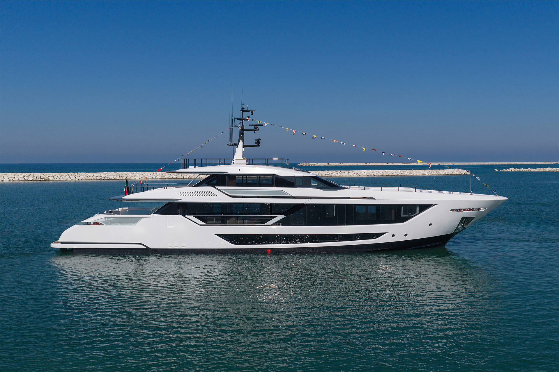 First Custom Line Saetta 128' launched.<br />
 