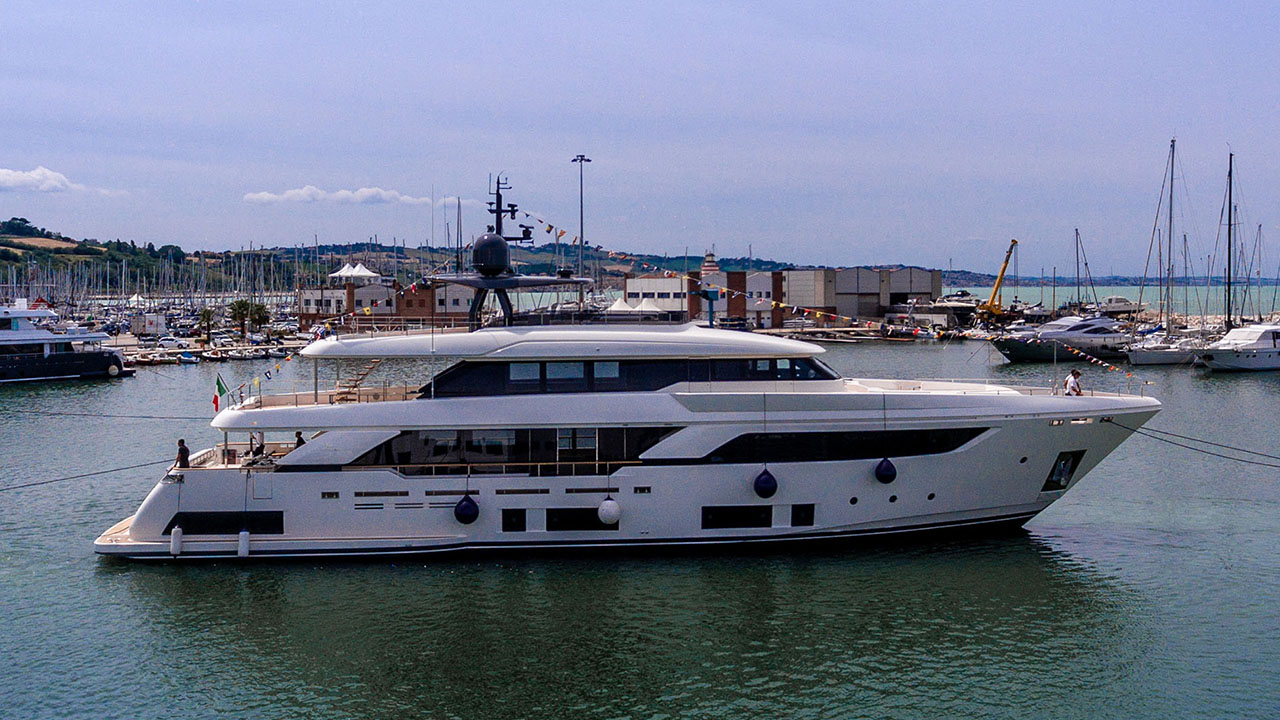 Custom Line Navetta 37