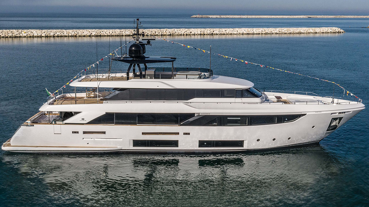 Custom Line Navetta 33 - M/Y Leon