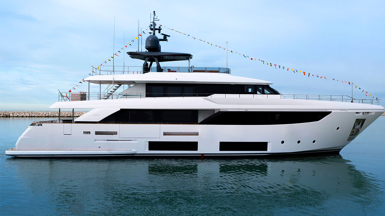 Custom Line Navetta 33 - M/Y Uriamir