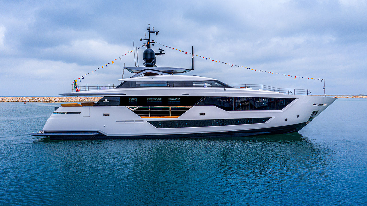 Custom Line 106' - M/Y Amores