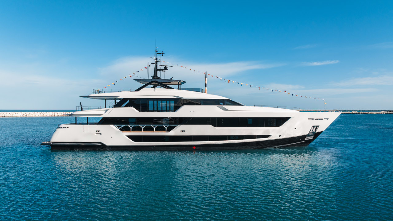 Custom Line Saetta 140'