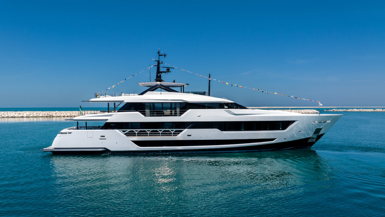 Custom Line Saetta 140'