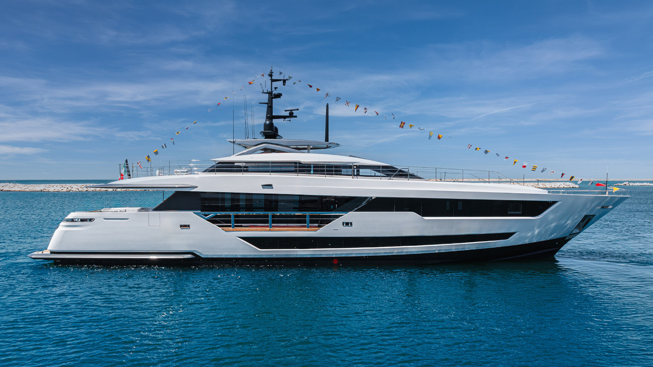 Custom Line Saetta 120'