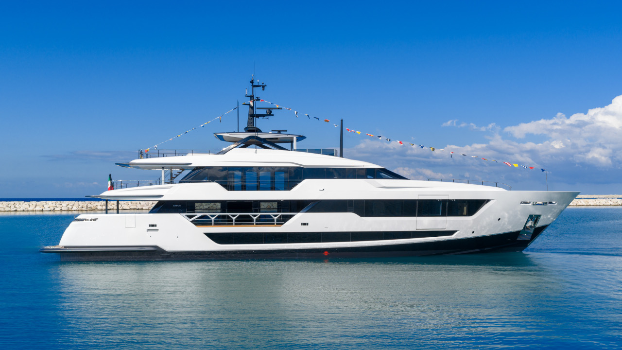 Custom Line Saetta 140'