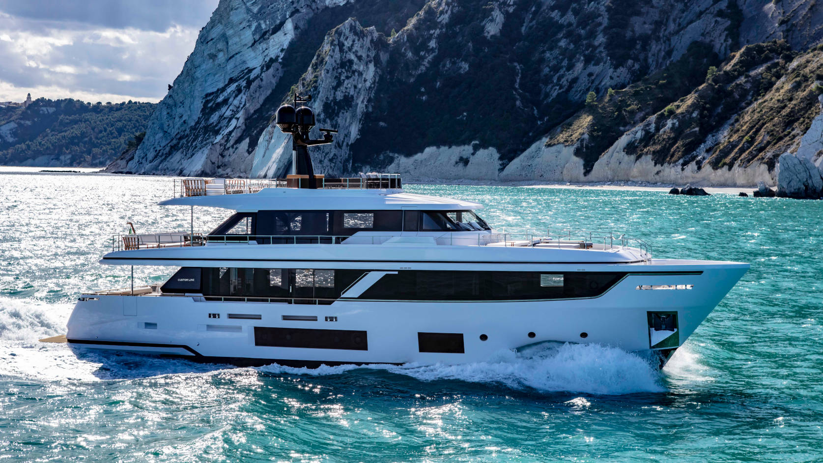 Custom Line Navetta 33